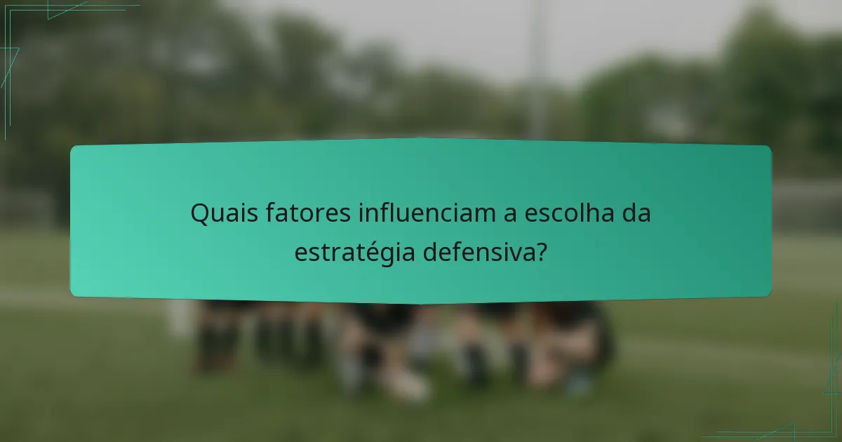 Quais fatores influenciam a escolha da estratégia defensiva?
